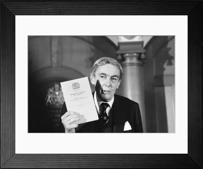 Framed Print : Lord Scarman, new press conference to release his report into The Brixton Disorders 10-12 Framed Print : Lord Scarman, new press conference to release his report into The Brixton Disorders 10-12
