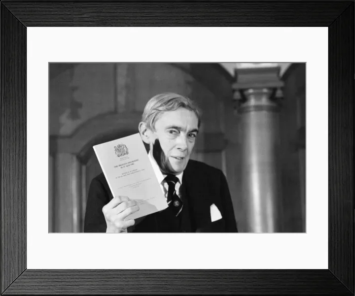 Framed Print : Lord Scarman, new press conference to release his report into The Brixton Disorders 10-12 Framed Print : Lord Scarman, new press conference to release his report into The Brixton Disorders 10-12