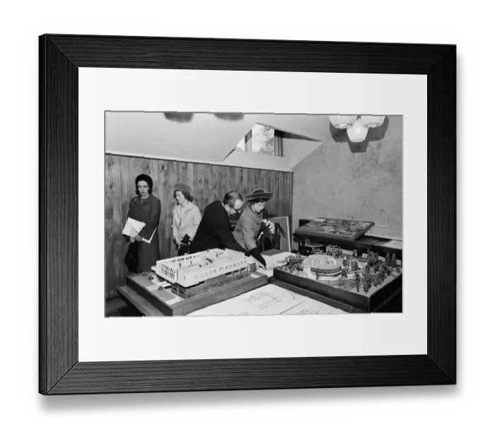Framed Print : Princess Margaret, Countess of Snowdon visits the Ardencote Arts Club, Birmingham Framed Print : Princess Margaret, Countess of Snowdon visits the Ardencote Arts Club, Birmingham