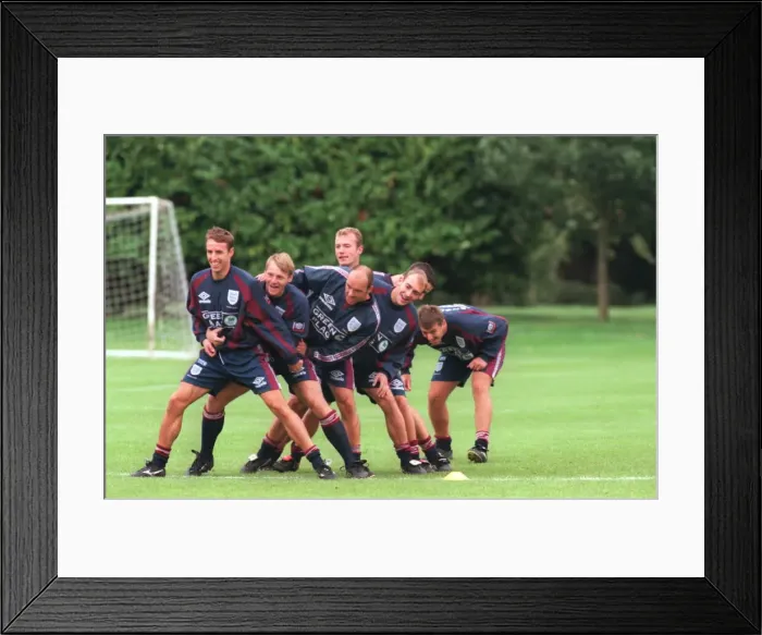 Framed Print : L TO R: SOUTHGATE, PEARCE, STONE, DRAPER, SHEARER, LE TISIER, DURING ENGLAND TRAINING