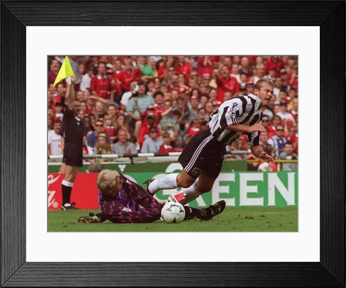 Framed Print : 1996 CHARITY SHEILD MAN U V NEWCASTLE PICTURE BY STUART ROBINSON