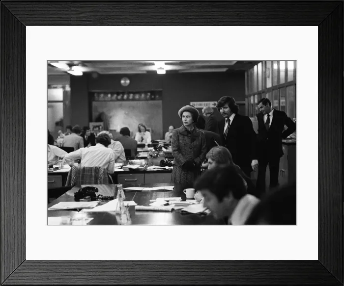 Framed Print : Queen Elizabeth II visiting the offices of the Daily Mirror Newspaper in Holborn, London