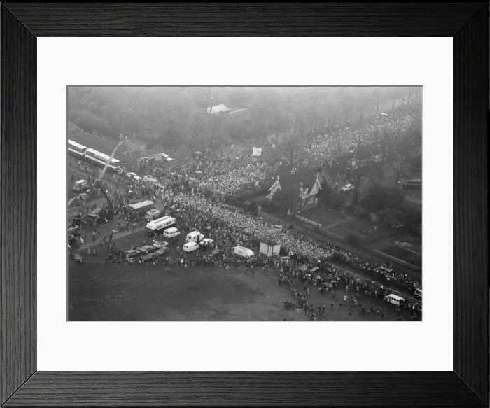 Framed Print : London Marathon 1981, Sponsored by Gillette, Sunday 29th March 1981 Framed Print : London Marathon 1981, Sponsored by Gillette, Sunday 29th March 1981