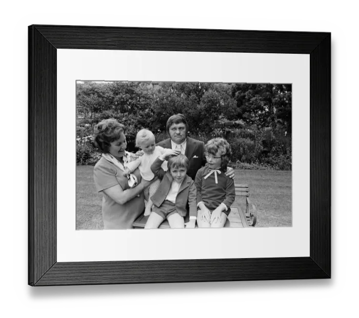 Framed Print : Les Dawson at home at Lytham St Annes, Lancashire, with his wife Margaret Framed Print : Les Dawson at home at Lytham St Annes, Lancashire, with his wife Margaret