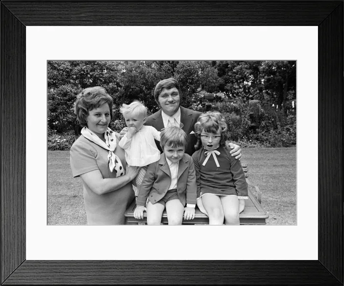 Framed Print : Les Dawson at home at Lytham St Annes, Lancashire, with his wife Margaret Framed Print : Les Dawson at home at Lytham St Annes, Lancashire, with his wife Margaret