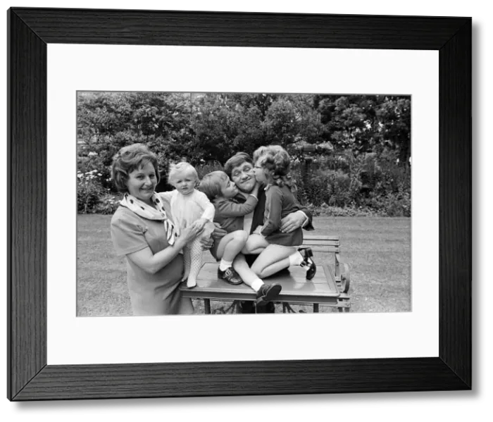 Framed Print : Les Dawson at home at Lytham St Annes, Lancashire, with his wife Margaret Framed Print : Les Dawson at home at Lytham St Annes, Lancashire, with his wife Margaret