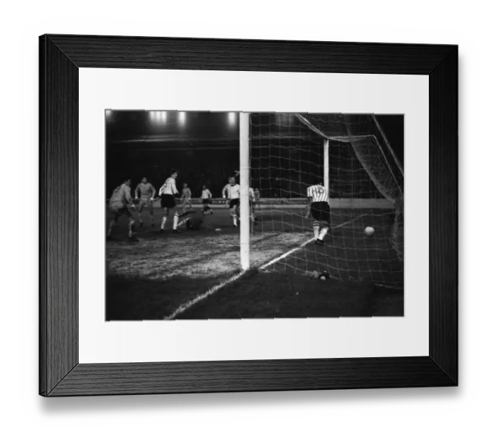 Framed Print : Reading v Grimsby Town. Final Score 6-0 to Reading. Pictured