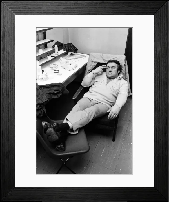 Framed Print : Comedian Les Dawson in his dressing room at Yorkshire Television Studios Framed Print : Comedian Les Dawson in his dressing room at Yorkshire Television Studios