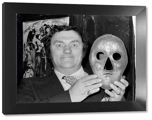 Comedian Les Dawson visits the London Dungeon at Tooley Street. 15th March 1978