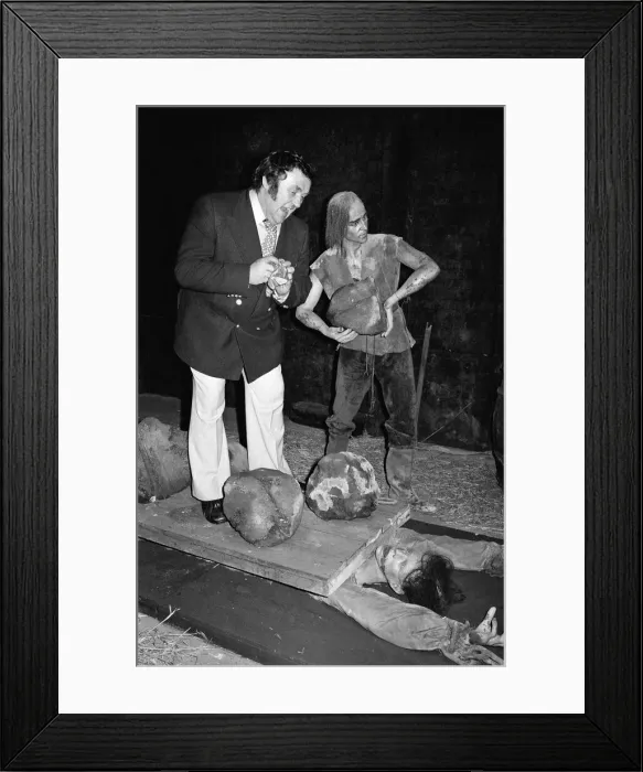 Framed Print : Comedian Les Dawson visits the London Dungeon at Tooley Street. 15th March 1978