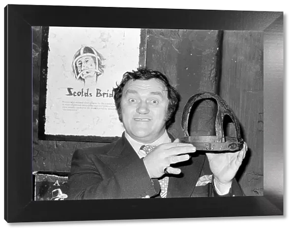 Comedian Les Dawson visits the London Dungeon at Tooley Street. 15th March 1978