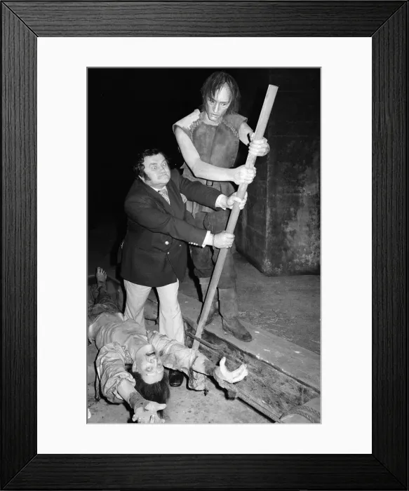 Framed Print : Comedian Les Dawson visits the London Dungeon at Tooley Street. 15th March 1978