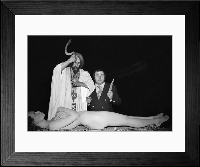 Framed Print : Comedian Les Dawson visits the London Dungeon at Tooley Street. 15th March 1978