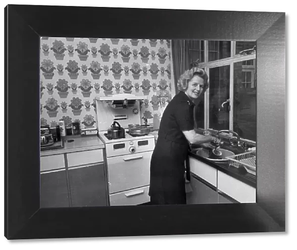 MARGARET THATCHER WASHES UP AT HOME IN FINCHLEY, NORTH LONDON - 4TH OCTOBER 1974 (74  /  3068