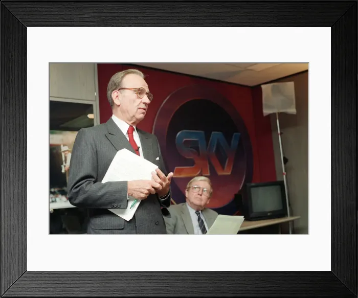Framed Print : Rupert Murdoch (left) and Mark McCormack announce a deal in which Mr Murdoch Framed Print : Rupert Murdoch (left) and Mark McCormack announce a deal in which Mr Murdoch
