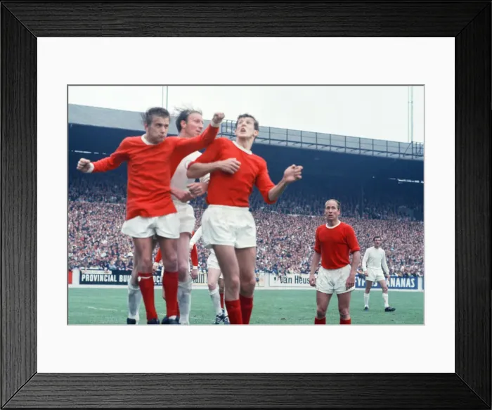 Framed Print : Leeds 2-2 Man United, League division one match action, Elland Road Framed Print : Leeds 2-2 Man United, League division one match action, Elland Road