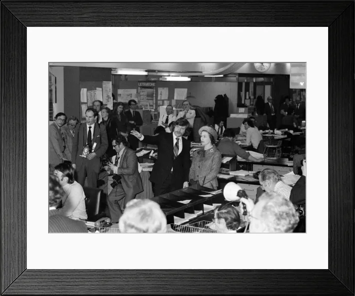 Framed Print : Queen Elizabeth II visits the offices of the Daily Mirror, Holborn office Framed Print : Queen Elizabeth II visits the offices of the Daily Mirror, Holborn office