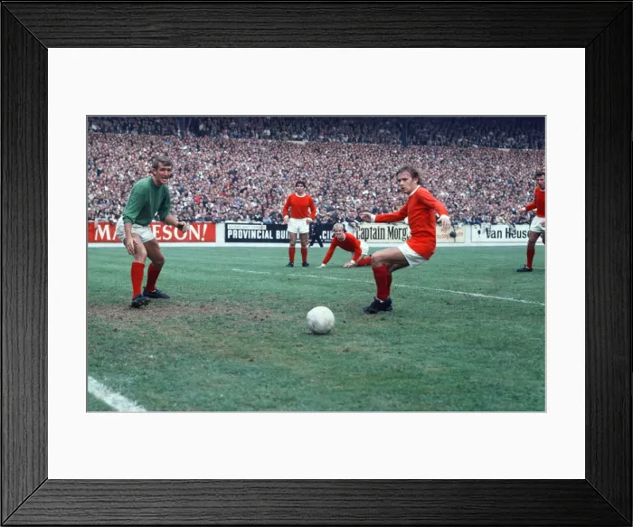 Framed Print : Leeds 2-2 Man United, League division one match action, Elland Road