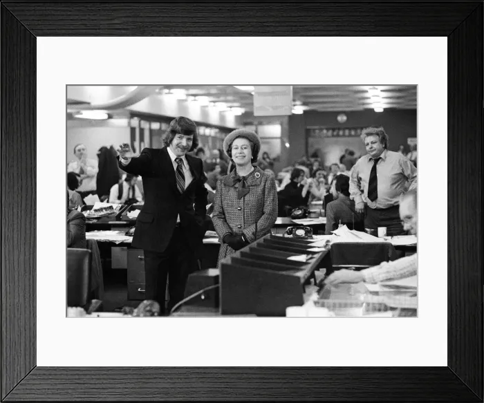 Framed Print : Queen Elizabeth II visits the offices of the Daily Mirror, Holborn office Framed Print : Queen Elizabeth II visits the offices of the Daily Mirror, Holborn office