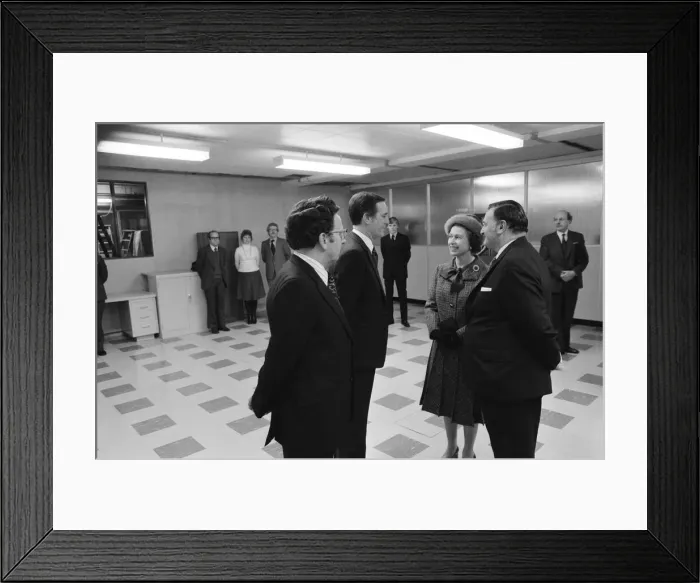 Framed Print : Queen Elizabeth II visits the offices of the Daily Mirror, Holborn office Framed Print : Queen Elizabeth II visits the offices of the Daily Mirror, Holborn office