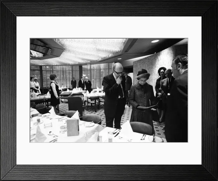 Framed Print : Queen Elizabeth II visits the offices of the Daily Mirror, Holborn office Framed Print : Queen Elizabeth II visits the offices of the Daily Mirror, Holborn office
