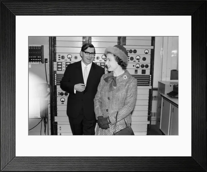 Framed Print : Queen Elizabeth II visits the offices of the Daily Mirror, Holborn office Framed Print : Queen Elizabeth II visits the offices of the Daily Mirror, Holborn office