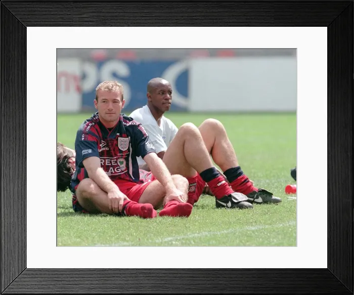 Framed Print : PIC STUART ROBINSON... 9.6.97 ENGLAND TRAINING PARC DE PRINCES PARIS