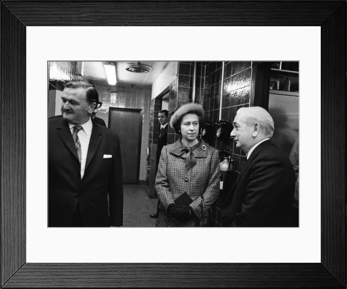 Framed Print : Queen Elizabeth II visits the offices of the Daily Mirror, Holborn office Framed Print : Queen Elizabeth II visits the offices of the Daily Mirror, Holborn office