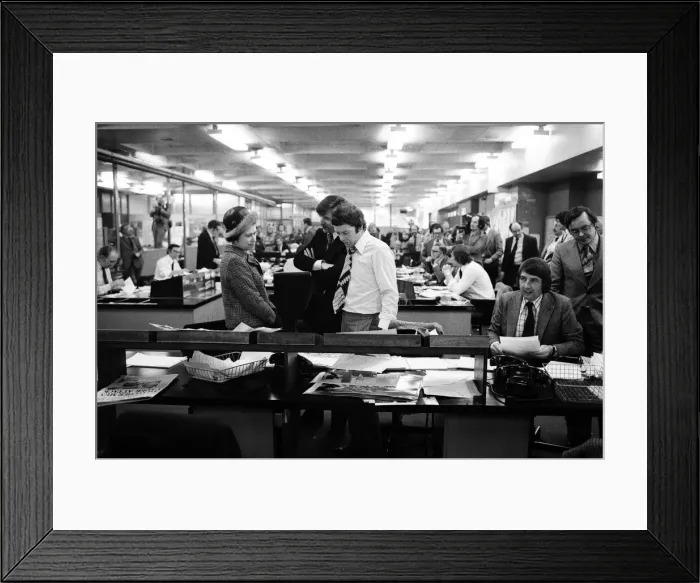 Framed Print : Queen Elizabeth II visits the offices of the Daily Mirror, Holborn office Framed Print : Queen Elizabeth II visits the offices of the Daily Mirror, Holborn office