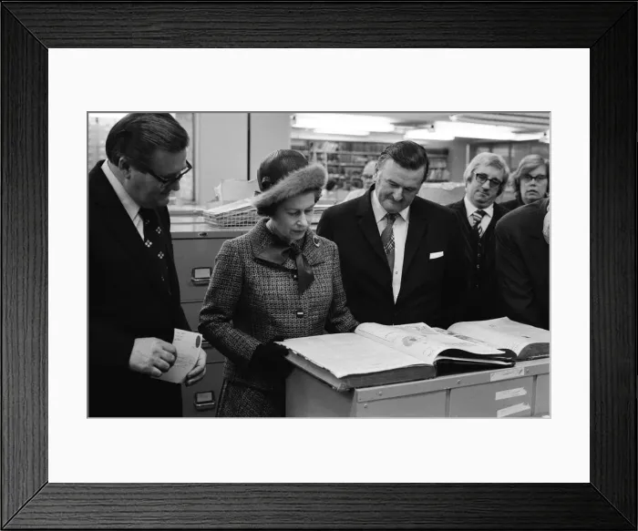 Framed Print : Queen Elizabeth II visits the offices of the Daily Mirror, Holborn office Framed Print : Queen Elizabeth II visits the offices of the Daily Mirror, Holborn office