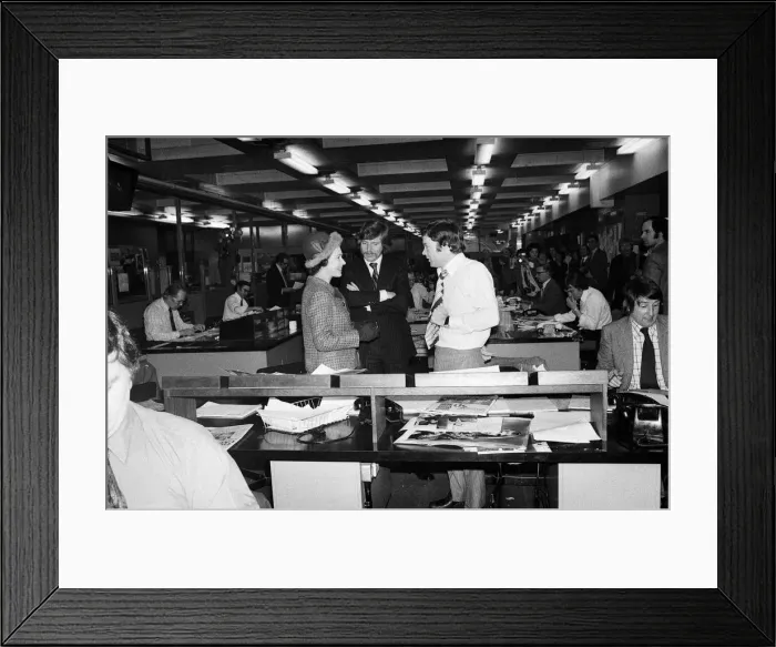 Framed Print : Queen Elizabeth II visits the offices of the Daily Mirror, Holborn office Framed Print : Queen Elizabeth II visits the offices of the Daily Mirror, Holborn office