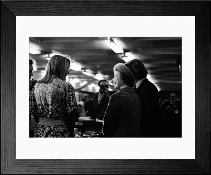 Framed Print : Queen Elizabeth II visits the offices of the Daily Mirror, Holborn office Framed Print : Queen Elizabeth II visits the offices of the Daily Mirror, Holborn office