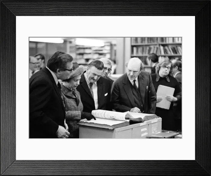 Framed Print : Queen Elizabeth II visits the offices of the Daily Mirror, Holborn office