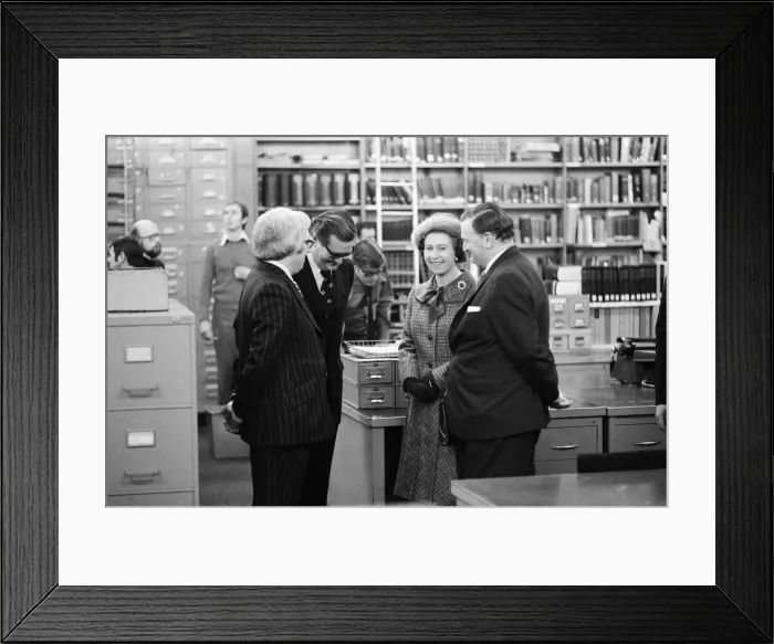 Framed Print : Queen Elizabeth II visits the offices of the Daily Mirror, Holborn office Framed Print : Queen Elizabeth II visits the offices of the Daily Mirror, Holborn office