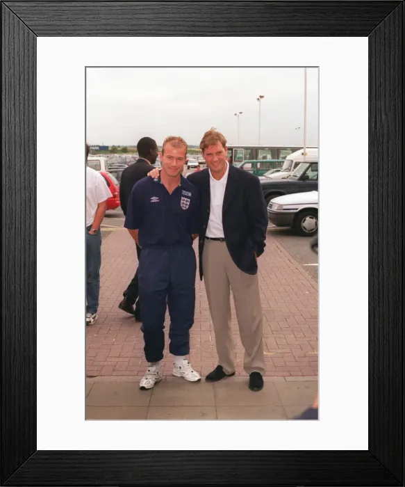 Framed Print : ALAN SHEARER AND GLENN HODDLE BEFORE ENGLAND LEAVE FOR MOLDOVA - AUG Framed Print : ALAN SHEARER AND GLENN HODDLE BEFORE ENGLAND LEAVE FOR MOLDOVA - AUG