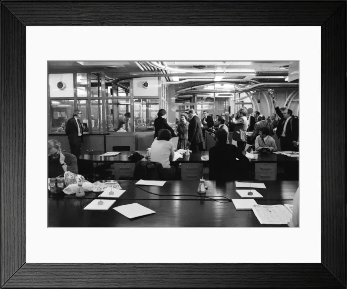 Framed Print : Queen Elizabeth II visits the offices of the Daily Mirror, Holborn office Framed Print : Queen Elizabeth II visits the offices of the Daily Mirror, Holborn office