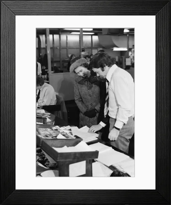 Framed Print : Queen Elizabeth II visits the offices of the Daily Mirror, Holborn office Framed Print : Queen Elizabeth II visits the offices of the Daily Mirror, Holborn office