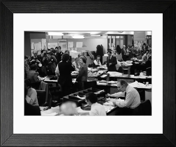 Framed Print : Queen Elizabeth II visits the offices of the Daily Mirror, Holborn office Framed Print : Queen Elizabeth II visits the offices of the Daily Mirror, Holborn office