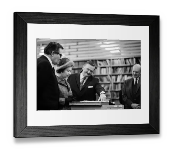 Framed Print : Queen Elizabeth II visits the offices of the Daily Mirror, Holborn office