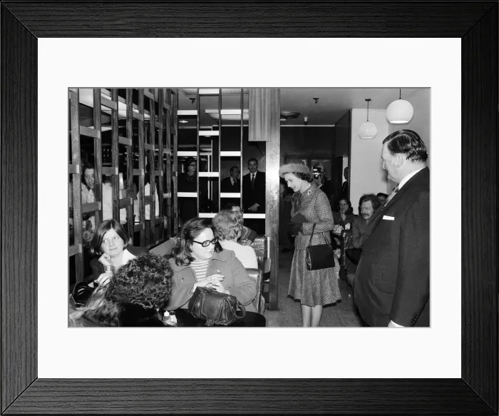 Framed Print : Queen Elizabeth II visits the offices of the Daily Mirror, Holborn office Framed Print : Queen Elizabeth II visits the offices of the Daily Mirror, Holborn office