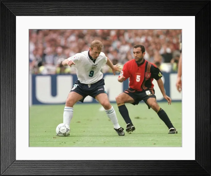 Framed Print : Alan Shearer of England holds off Spains Abelardo as England win their quarter final Framed Print : Alan Shearer of England holds off Spains Abelardo as England win their quarter final