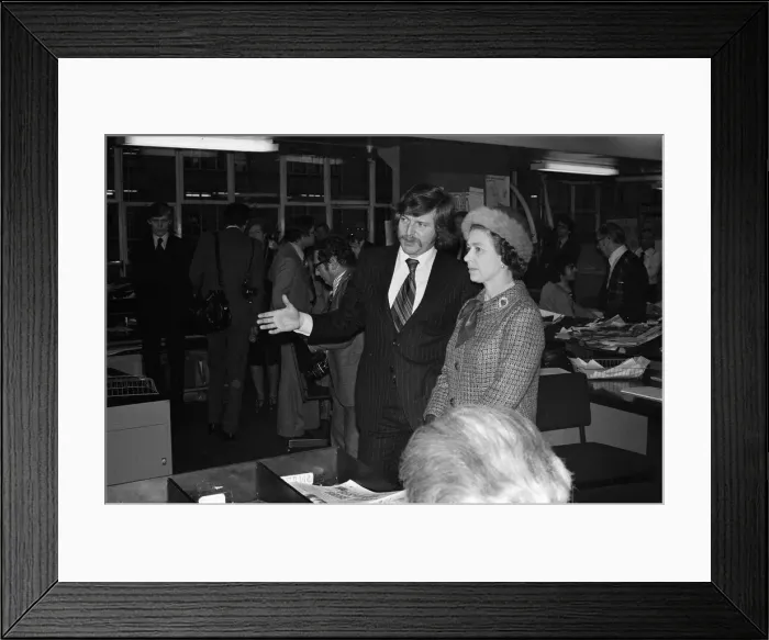 Framed Print : Queen Elizabeth II visits the offices of the Daily Mirror, Holborn office Framed Print : Queen Elizabeth II visits the offices of the Daily Mirror, Holborn office