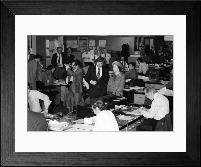 Framed Print : Queen Elizabeth II visits the offices of the Daily Mirror, Holborn office Framed Print : Queen Elizabeth II visits the offices of the Daily Mirror, Holborn office