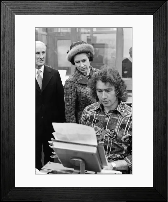 Framed Print : Queen Elizabeth II visits the offices of the Daily Mirror, Holborn office Framed Print : Queen Elizabeth II visits the offices of the Daily Mirror, Holborn office