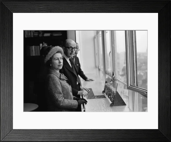Framed Print : Queen Elizabeth II visits the offices of the Daily Mirror, Holborn office Framed Print : Queen Elizabeth II visits the offices of the Daily Mirror, Holborn office