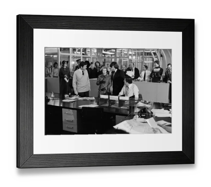Framed Print : Queen Elizabeth II visits the offices of the Daily Mirror, Holborn office Framed Print : Queen Elizabeth II visits the offices of the Daily Mirror, Holborn office