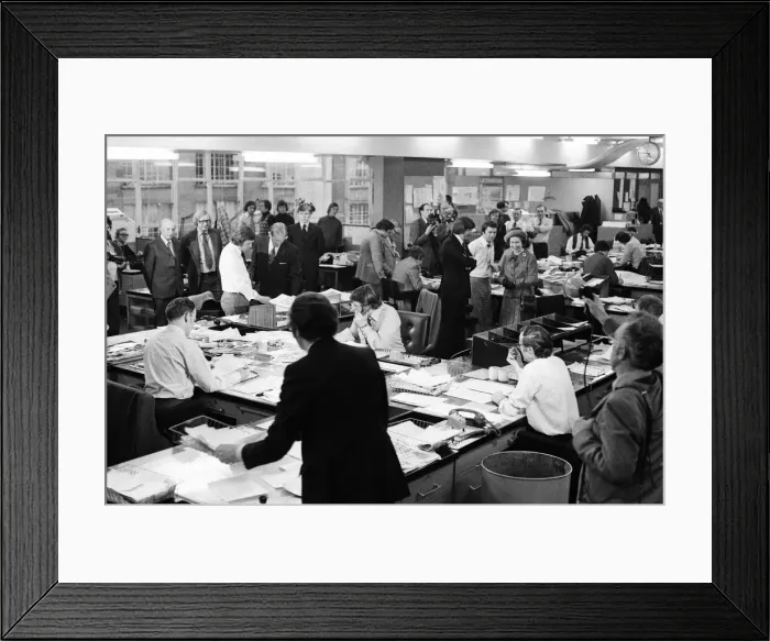 Framed Print : Queen Elizabeth II visits the offices of the Daily Mirror, Holborn office Framed Print : Queen Elizabeth II visits the offices of the Daily Mirror, Holborn office