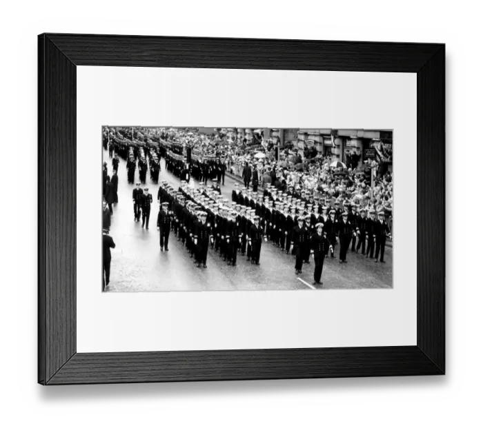 Framed Print : BRITISH SERVICEMEN AT THE START OF THE FALKLANDS PARADE THROUGH THE CITY OF LONDON - 12TH Framed Print : BRITISH SERVICEMEN AT THE START OF THE FALKLANDS PARADE THROUGH THE CITY OF LONDON - 12TH