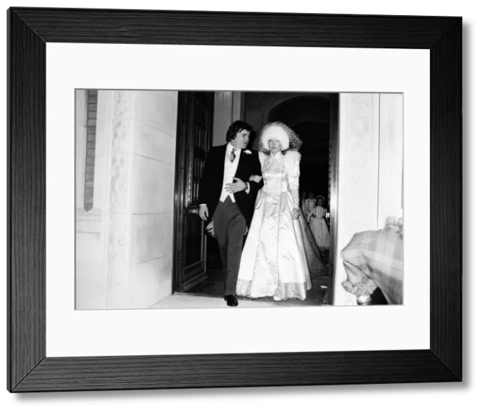 Framed Print : Anna Wallace marries Johnny Hesketh, brother of Lord Hesketh, at the Guards Chapel Framed Print : Anna Wallace marries Johnny Hesketh, brother of Lord Hesketh, at the Guards Chapel