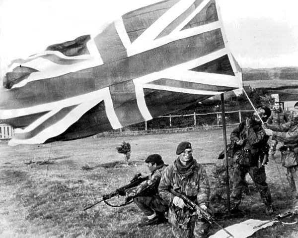 ROYAL MARINES RAISE UNION JACK OVER THE FALKLAND ISLANDS 1982